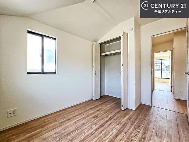 明るく温もりがあり、換気もしっかりできます!朝起きて、背伸びをしつつ深呼吸をし良い朝を迎え入れることが出来そうですね!