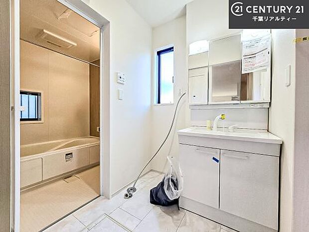 小窓付きの明るい洗面室です!湿気もすぐに入れ替えができて清潔に保つことができます!自然光が差し込むのでお化粧の仕上がりも良くなりますね!