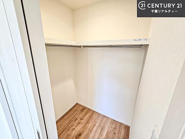 ウォークインクローゼット付きです。たくさんのお洋服などを収納しておけそうですね!他にも扇風機や加湿器など季節物の大きな家電も収納できます!