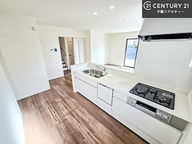 ゆとりある調理スペースで作業がしやすい快適なキッチンです!お子様と一緒にお菓子造りも楽しめる広々スペースです。楽しい調理時間になりそうですね!