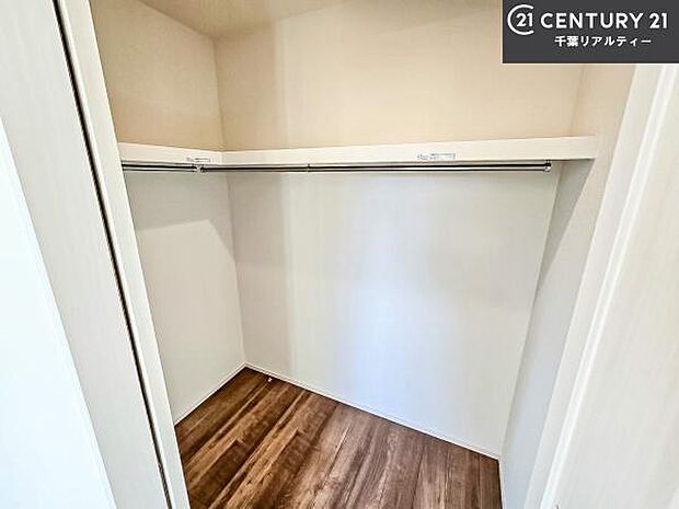 ウォークインクローゼット付きです。たくさんのお洋服などを収納しておけそうですね!他にも扇風機や加湿器など季節物の大きな家電も収納できます!