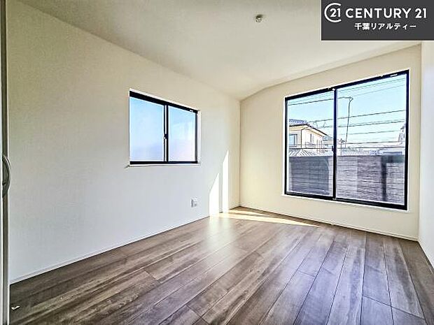 バルコニーに面している洋室です。明るく温もりがあり、換気もしっかりできます!朝起きて、外に出て背伸びをしつつ深呼吸をし良い朝を迎え入れることができます。