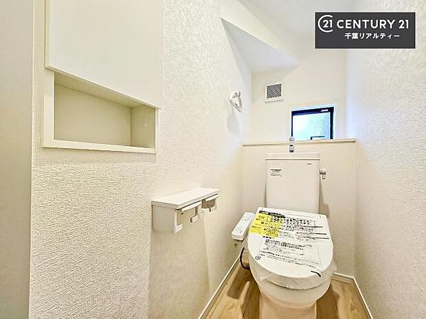 1・2階にトイレがございます!朝の忙しい時間帯も待たずにすみそうですね。白を基調とした清潔感のあるトイレでお手入れがしやすいです!