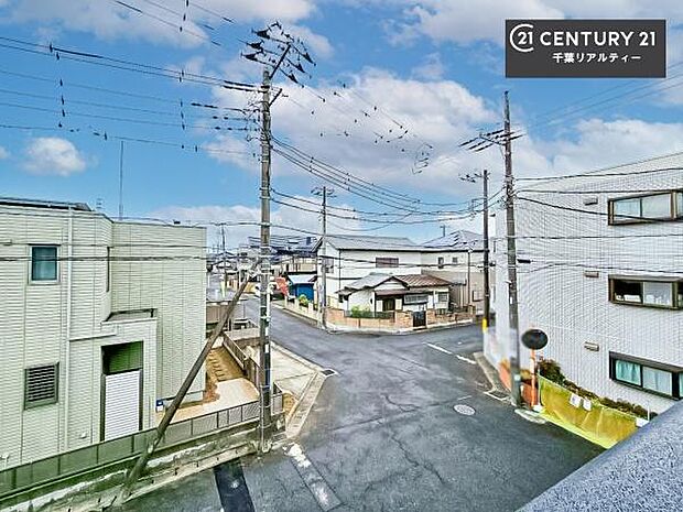 晴れた日には青い空を見渡せる開放的な時間を楽しめます。気持ちの良い風が通り抜ける街並みです!