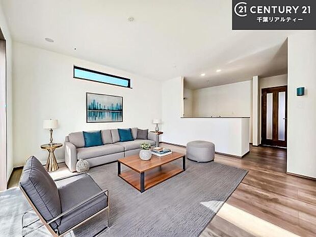 家具はCGパースです。心地良いリビングは家族が自然と集まります。家族団欒の時間が増えそうです。ご家族と、より一層充実した時間を過ごせそうですね。