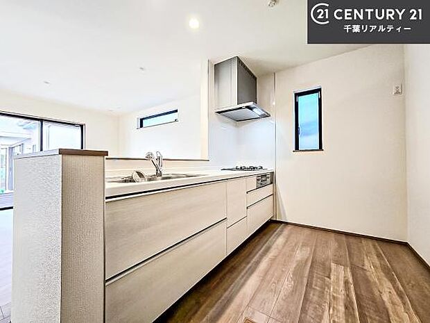 大人気の対面式システムキッチンを採用しています!ご家族のコミュニケーションが自然と増える設計です。お子様にも目が届くので嬉しいですね!広々使えて快適に作業が進みます。