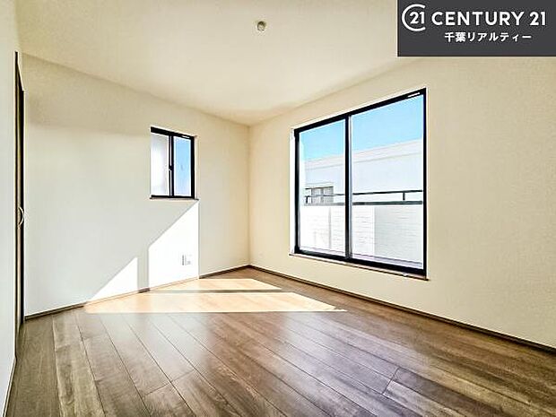 バルコニーに面している洋室です。明るく温もりがあり、換気もしっかりできます!朝起きて、外に出て背伸びをしつつ深呼吸をし良い朝を迎え入れることができます。