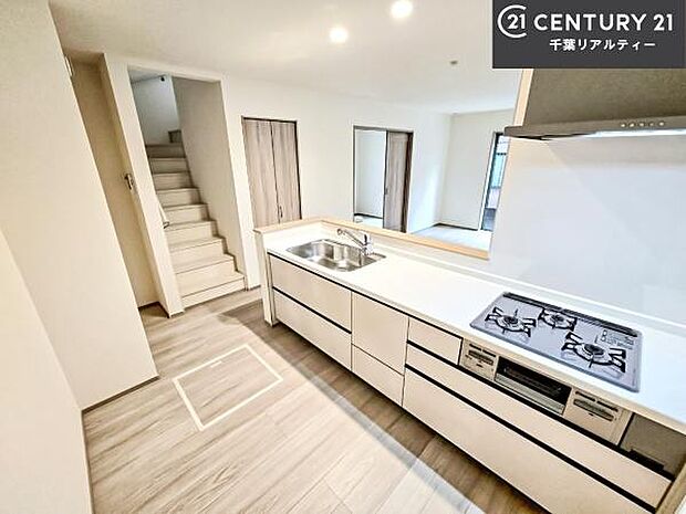 ゆとりある調理スペースで作業がしやすい快適なキッチンです!お子様と一緒にお菓子造りも楽しめる広々スペースです。楽しい調理時間になりそうですね!