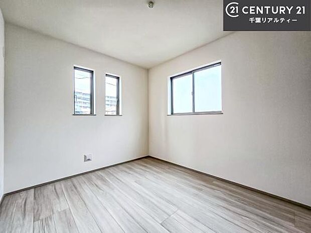 掃き出し窓がないお部屋は、お子様のお部屋としても安心です!収納スペースも充実しているので散らかったお部屋をサッと片付けられます!