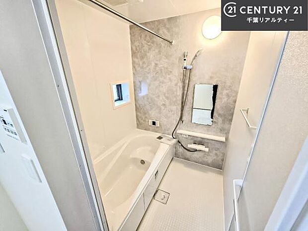 落ち着きある大人の雰囲気のバスルームは、味が出ていてバスタイムが充実!お仕事頑張っているご褒美にお好みの匂いの入浴剤を入れて、楽しんでみてはいかがでしょうか?