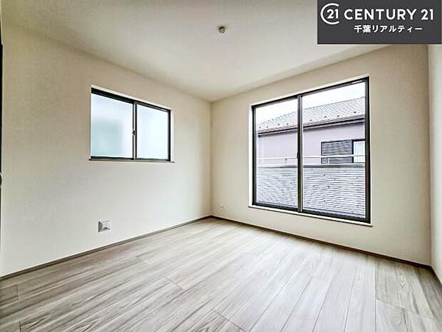 バルコニーに面している洋室です。明るく温もりがあり、換気もしっかりできます!