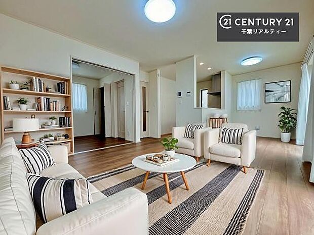 家具はCGパースです。心地良いリビングは家族が自然と集まります。家族団欒の時間が増えそうです。ご家族と、より一層充実した時間を過ごせそうですね。明るく開放的な空間です。