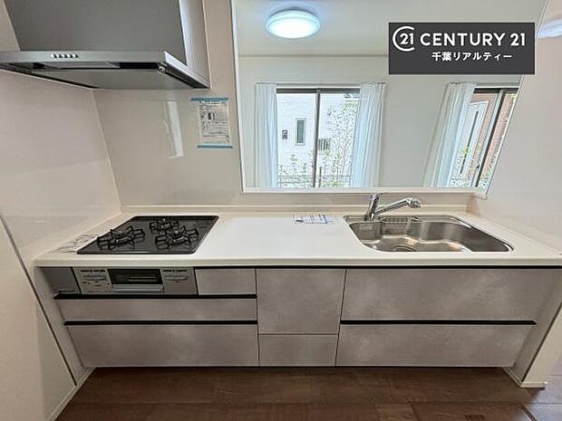 コンロは三口あるのでお料理の同時進行ができます。もちろんグリル付きです。調理スペースも広々している為作業がしやすい!使い勝手が良いシステムキッチンです!