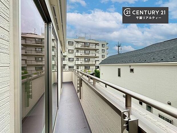 2つの居室から出られるバルコニーはお布団を干したりするのに便利です!