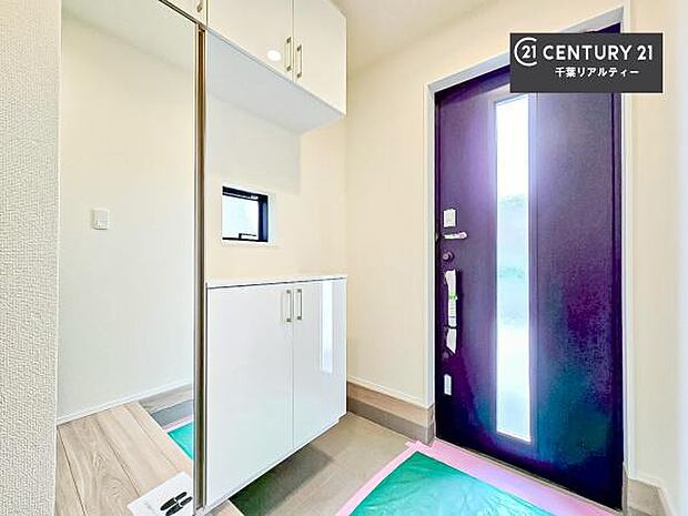 シューズボックス付きなので、玄関が片付きお掃除がしやすいです!スッキリした玄関で戸を開けた瞬間、清潔感のある心地いい空間が出迎えてくれます。