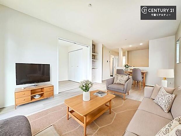 家具はCGパースです。開放感のある広々LDK!ソファーやダイニングテーブルを置いても窮屈にならないので快適に過ごせます!コミュニケーションが取りやすいリビングです!