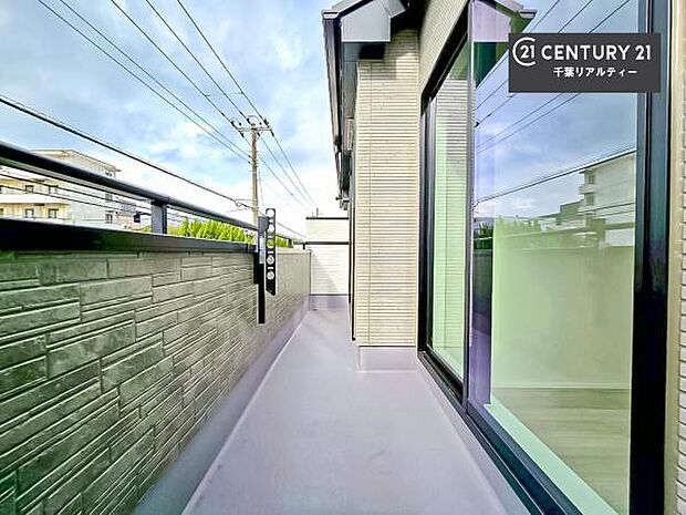 広々としたバルコニーで一日の始まりをスタート!お洗濯ものをたっぷり気持ちよく干せます!