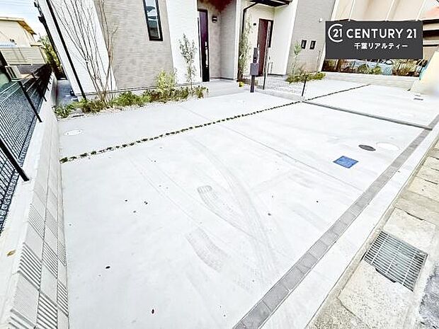 駐車スペースは2台分あります!セカンドカーはもちろん、バイクや自転車なども置き場所に困りません。