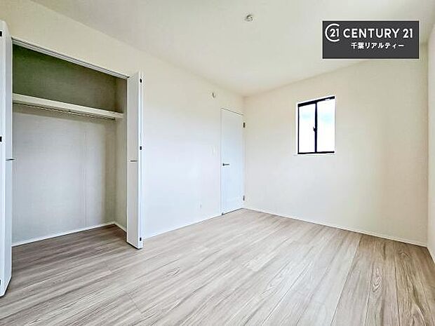 収納スペースがついています!居室をスッキリ整頓する事ができますね。家具を選ばないシンプルなデザインの為、家具を選ばずお気に入りの空間作りができそうですね。