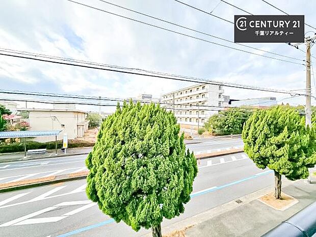 落ち着きある住宅街です!周囲には高い建物がなく、空が広く開放感があり、陽当たりを大きく遮られることもありません!気持ちの良い風が通り抜ける街並みです!