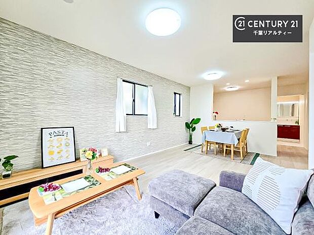 優しい陽だまりがリビングを包んでくれて居心地の良い空間を演出してくれます!くつろぎの時間を過ごせます!