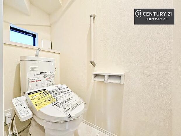 1・2階にトイレがございます!朝の忙しい時間帯も待たずにすみそうですね。白を基調とした清潔感のあるトイレでお手入れがしやすいです!