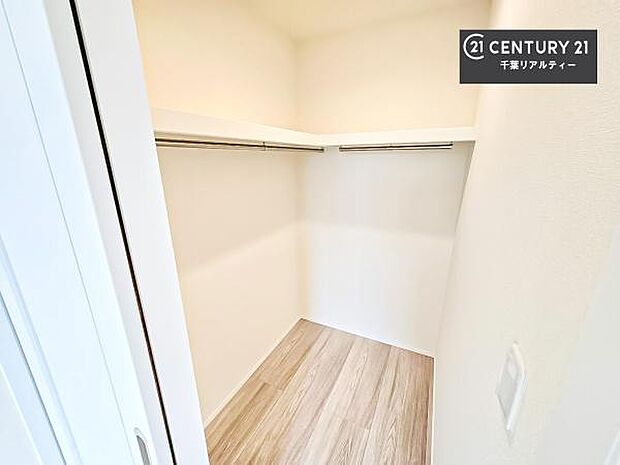 ウォークインクローゼット付きです。たくさんのお洋服などを収納しておけそうですね!他にも扇風機や加湿器など季節物の大きな家電も収納できます。