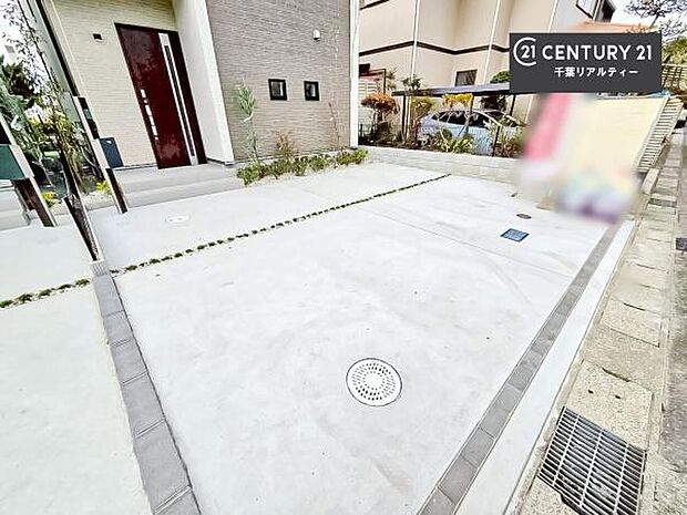 駐車スペースは2台分あります!セカンドカーはもちろん、バイクや自転車なども置き場所に困りません。