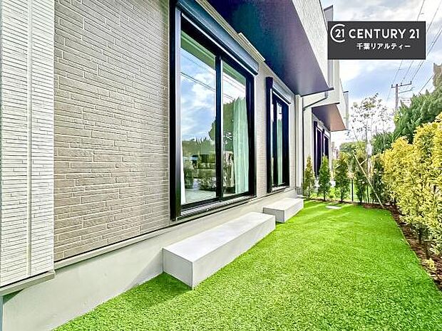 陽当たり良好なお庭です!晴れた日には青い空を見渡せる開放的な時間を楽しめます。ガーデニングや家庭菜園も楽しめます!