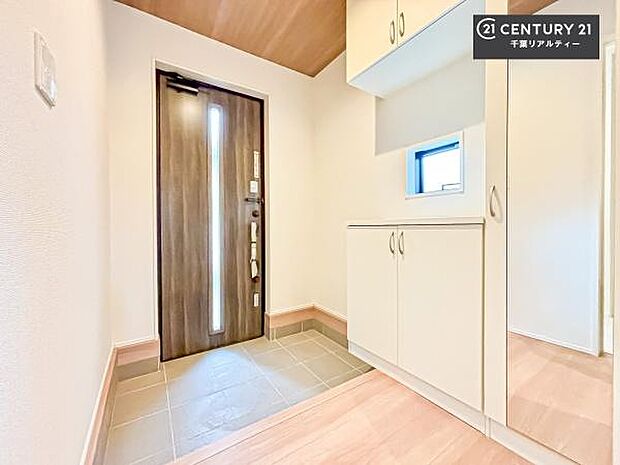 シューズボックス付きなので、玄関が片付きお掃除がしやすいです!スッキリした玄関で戸を開けた瞬間、清潔感のある心地いい空間が出迎えてくれます。