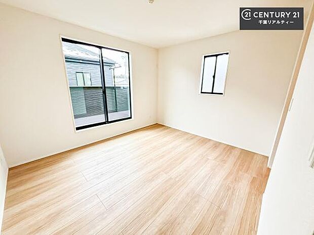 バルコニーに面している洋室です。明るく温もりがあり、換気もしっかりできます!朝起きて、外に出て背伸びをしつつ深呼吸をし良い朝を迎え入れることができます。