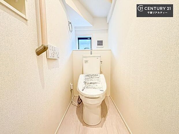 1・2階にトイレがございます!朝の忙しい時間帯も待たずにすみそうですね。白を基調とした清潔感のあるトイレでお手入れがしやすいです!
