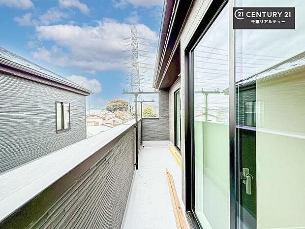 陽当たりの良いバルコニーで、お洗濯物もよく乾きそうですね!お天気の良い日にはバルコニーへ出てリフレッシュするのも気持ちよさそうです。