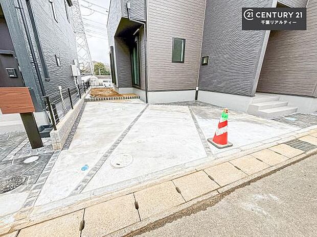 駐車スペースは2台分あります!セカンドカーはもちろん、バイクや自転車なども置き場所に困りません。