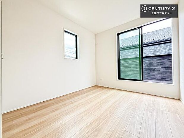 2面採光を確保した明るい室内は、風通しも良く、明るく大変居心地の良い空間となっております。リラックスして過ごせる心地の良いお部屋です!