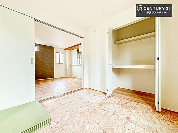 リビングと隣接した和室です!家事の休憩スペースやキッズスペースとして活用するのもよさそうですね!和室の使い方は無限大!