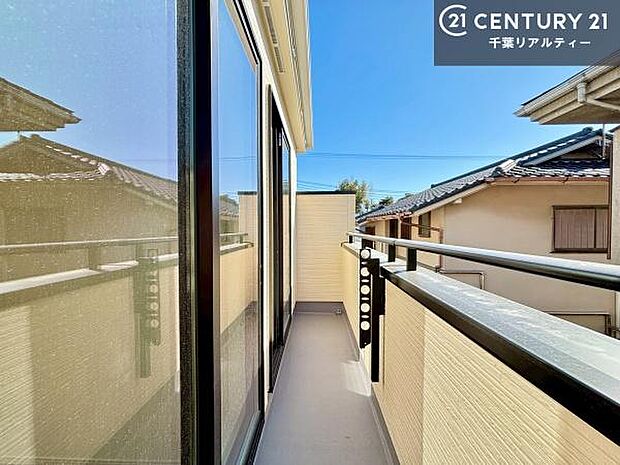 陽当たりの良いバルコニーで、お洗濯物もよく乾きそうですね!お天気の良い日にはバルコニーへ出てリフレッシュするのも気持ちよさそうです。