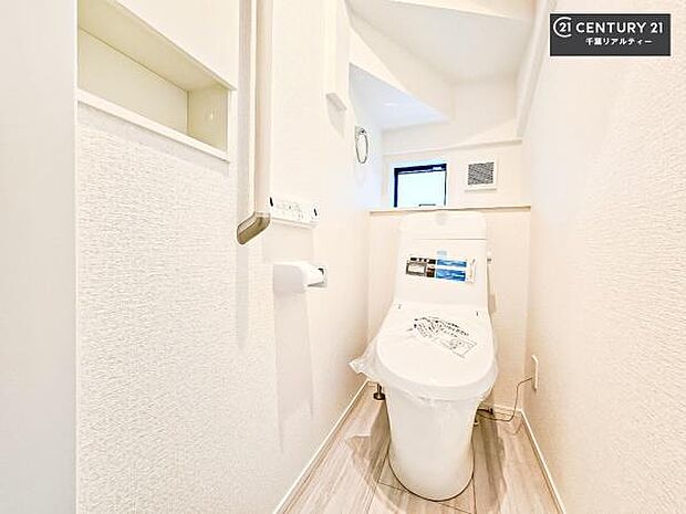 清潔感のある色味のお手洗いです!さわやかでスッキリする空間です!白を基調としているので、お手入れがしやすいトイレです!