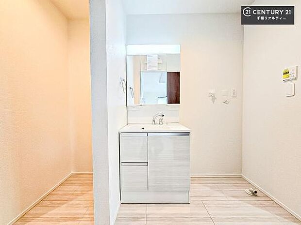 三面鏡仕様の洗面所は、身だしなみがしやすい造り!裏は収納になっています。ドライヤーやお化粧道具を片付けられるので洗面台周りをスッキリと見せることが出来ます!