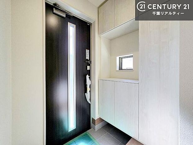 シューズボックス付き。玄関が片付きお掃除がしやすいです!スッキリした玄関で戸を開けた瞬間、清潔感のある心地いい空間が出迎えてくれます。