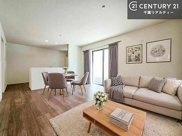 家具はCGパースです。心地良いリビングは家族が自然と集まります。家族団欒の時間が増えそうです。ご家族と、より一層充実した時間を過ごせそうですね。