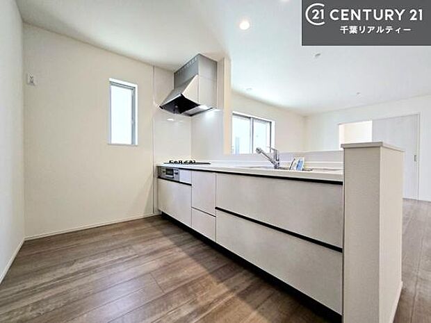 大人気の対面式システムキッチンを採用しています!ご家族のコミュニケーションが自然と増える設計です。お子様にも目が届くので嬉しいですね!広々使えて快適で作業が進みます。