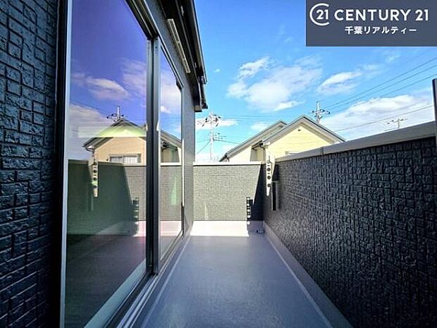 陽当たりの良いバルコニーで、お洗濯物もよく乾きそうですね!お天気の良い日にはバルコニーへ出てリフレッシュするのも気持ちよさそうです。