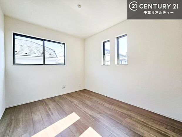 洋室は子供部屋や寝室、色々と用途多彩に利用できますね。収納力もたっぷりなので、広々気持ちよく過ごすことができます。