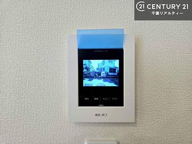 TVモニター付インターフォンを完備。来訪者の顔を確認してから対応できるため、防犯面にも配慮された安心の設備です。