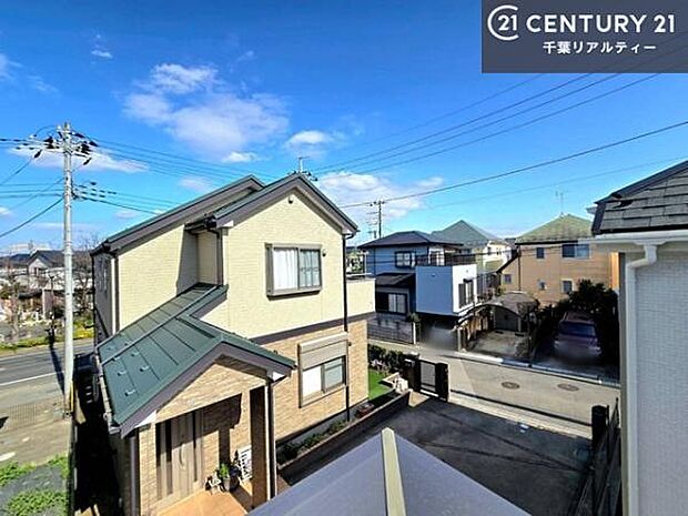 晴れた日には青い空を見渡せる開放的な時間を楽しめます。気持ちの良い風が通り抜ける街並みです!