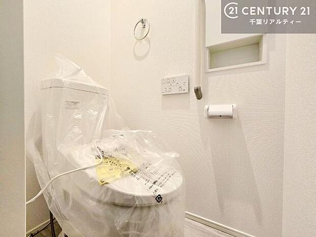 温水洗浄便座につき、冬場は便座が暖かくできるので冷たい便座に座らずに済む嬉しい仕様です！シンプルなカラーを基調としているので、お手入れがしやすいです。