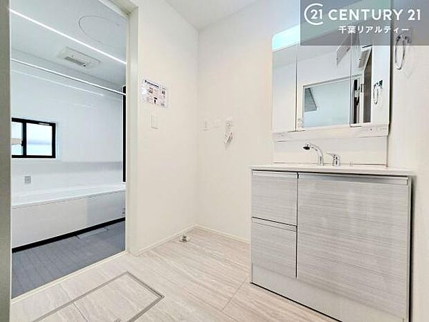 三面鏡仕様の洗面所は、身だしなみがしやすい造り！裏は収納になっています。ドライヤーやお化粧道具を片付けられるので洗面台周りをスッキリと見せることが出来ます！