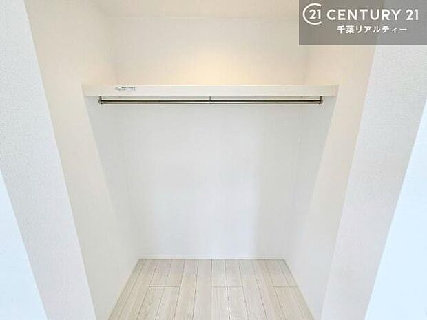 ウォークインクローゼット付きです。たくさんのお洋服などを収納しておけそうですね！他にも扇風機や加湿器など季節物の大きな家電も収納できます。
