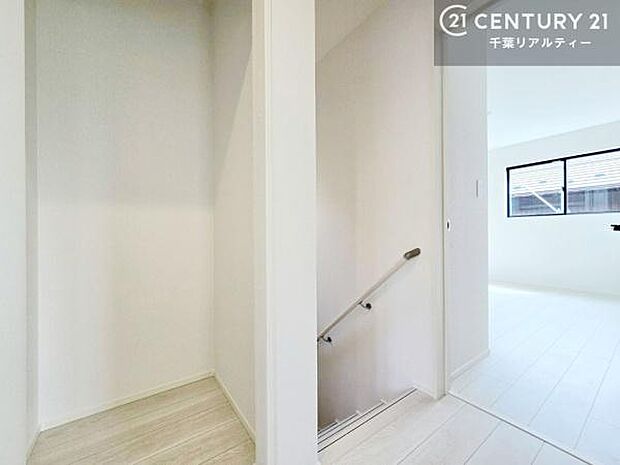 ホールには、収納を設置。限られたスペースながら日常使いにちょうど良いサイズ感です。動線を妨げず、すっきりとした暮らしをサポートします。